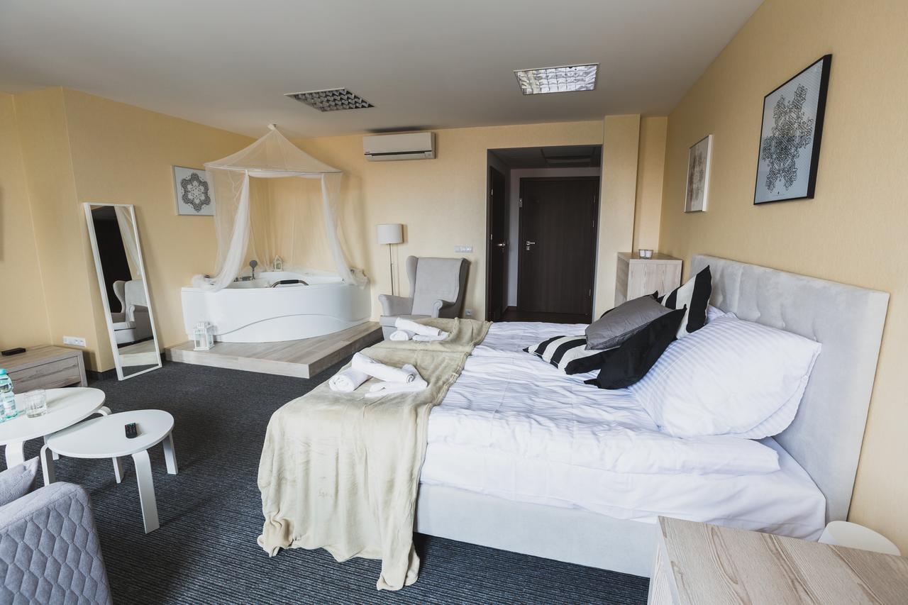 Czarno Na Bialym Hotel คราคูฟ ภายนอก รูปภาพ